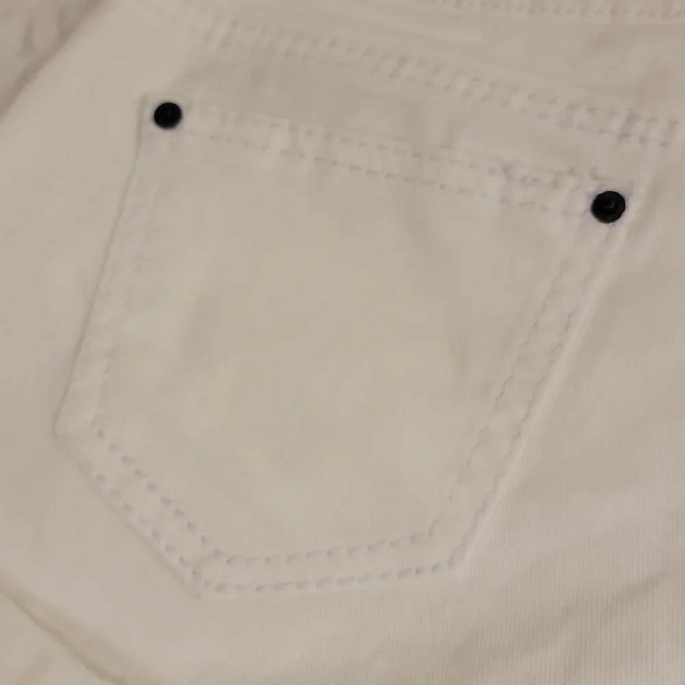 Rue 21 White Cuffed Shorts Size 1/2 Excellent Condition NWOT - Picture 5 of 13
